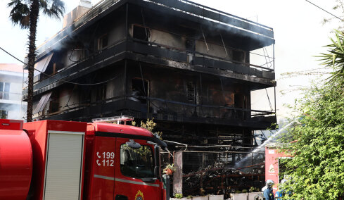 Επεκτάθηκε σε πολυκατοικία η φωτιά που ξέσπασε σε κατάστημα με ανταλλακτικά στο Ίλιον, κάηκαν όλα τα διαμερίσματα - Δείτε βίντεο