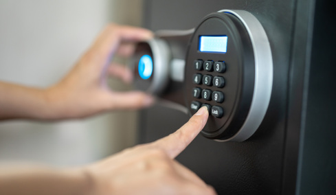 Αγόρασε χρηματοκιβώτιο για 15 ευρώ που έκρυβε θησαυρό: Η αντίδρασή του αποτελεί εξαίρεση στον κανόνα