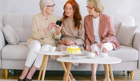 Όταν έμεινε χήρα ένιωσε απελπιστικά μόνη και παραλίγο να βρεθεί άστεγη: Σήμερα συγκατοικεί με δύο ακόμα γυναίκες
