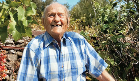 Ο Σταμάτης διαγνώστηκε με καρκίνο πνεύμονα στα 60 του – Του έδιναν λίγους μήνες ζωής, γύρισε στην Ικαρία και «πάτησε» τα 98