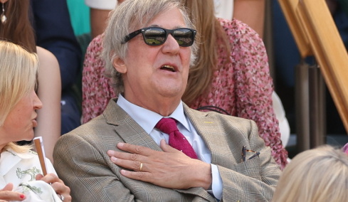 Ο Στίβεν Φράι κατέθεσε αγωγή 100.000 λιρών κατά διοργανωτών συνεδρίου μετά από σοβαρό τραυματισμό σε πτώση από σκηνή