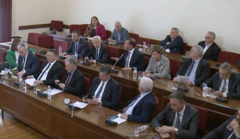 Έξαλλος Δουδωνής με Κωνσταντοπούλου: «Δεν δέχομαι μομφή» - «Μη μου χτυπάτε τα χέρια σας» φώναζε η Ζωή