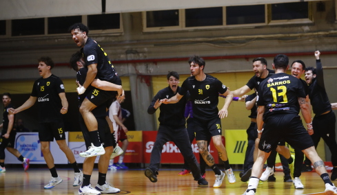 Με buzzer beater του Παναγιώτου, η ΑΕΚ κέρδισε με break τον 1ο τελικό της Handball Premier, 33-32 τον Ολυμπιακό, βίντεο 