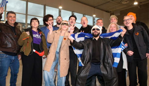 Eurovision 2026: Με την ελληνική σημαία στα χέρια ο Ακύλας, αναχώρησε για Βιέννη η ελληνική αποστολή