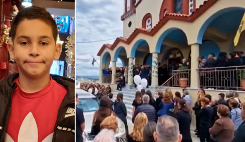 Πάνδημο πένθος στα Μακρίσια για τον 13χρονο Κωνσταντίνο που σκοτώθηκε με πατίνι - Ράγισαν καρδιές στην κηδεία
