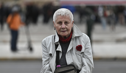 «Κάθε Πρωτομαγιά είμαι εδώ για όσους δεν μπορούν να είναι εδώ»: Ποια είναι η 80χρονη που καθόταν μόνη της απέναντι από τη Βουλή
