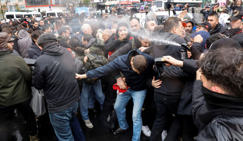 Επεισόδια στις συγκεντρώσεις για την Πρωτομαγιά στην Κωνσταντινούπολη: Συγκρούσεις αστυνομίας - διαδηλωτών και συλλήψεις