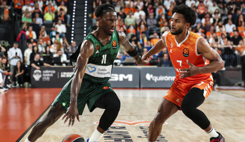 Με buzzer beater του Χέις Ντέιβις ο Παναθηναϊκός ξέρανε την Βαλένθια (107-105 στην παράταση) και έκανε το 2-0 στη σειρά