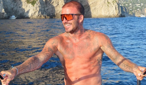 Η Βικτόρια Μπέκαμ ανέβασε φωτογραφία του Ντέιβιντ με μικροσκοπικό μαγιό και του ευχήθηκε για τα γενέθλιά του: Είσαι ο κόσμος μας, γράφει