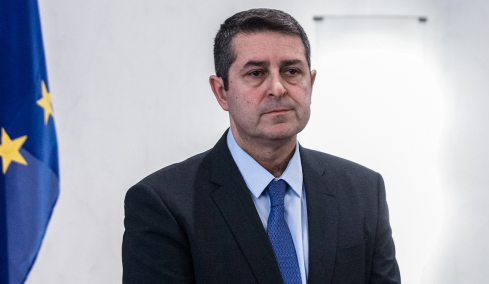 Αντιδρά μετά από 17 ημέρες νοσηλείας ο Γιώργος Μυλωνάκης, τον επισκέφτηκε ο πρωθυπουργός
