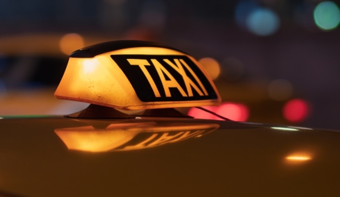 Οδηγός ταξί χρέωσε τουρίστες 45 ευρώ για διαδρομή από το Μοναστηράκι στον Πειραιά και συνελήφθη