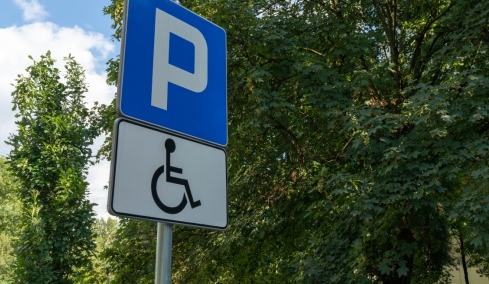 Παράνομη στάθμευση σε χώρους ΑμεΑ: Τι έδειξαν οι τροχονομικοί έλεγχοι στην Αττική σε διάστημα λίγων μηνών
