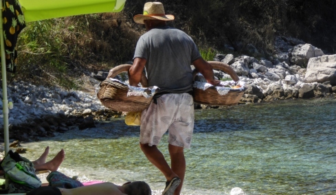 Η μαφία των λουκουμάδων... μετακόμισε στην Πιερία: Εκβίαζαν, απειλούσαν και έδερναν τους μικροπωλητές που δεν πλήρωναν προστασία