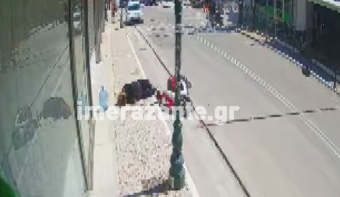 Σοβαρός τραυματισμός γυναίκας στη Ζάκυνθο: Έπεσε με το μηχανάκι σε τρύπα οπτικής ίνας, δείτε βίντεο 