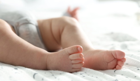 Τραγωδία στην Αίγινα: Επί 70 λεπτά προσπαθούσαν οι γιατροί να επαναφέρουν το κοριτσάκι 21 μηνών που πνίγηκε από τσουρέκι