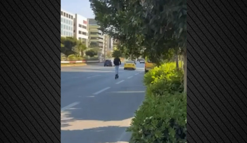23χρονος έτρεχε με 72 χλμ. με πατίνι στη Συγγρού και συνελήφθη, δείτε βίντεο