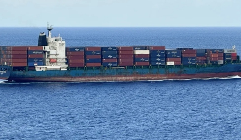 Τραυματίες και ζημιές μετά την επίθεση σε γαλλικό φορτηγό πλοίο στα Στενά του Ορμούζ