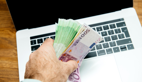 Απάτη καρουζέλ για ΦΠΑ ύψους 71 εκατ. ευρώ με ελληνική συμμετοχή εντόπισε η Ευρωπαϊκή Εισαγγελία: Έρευνες και κατασχέσεις σε Αττική και Καστοριά