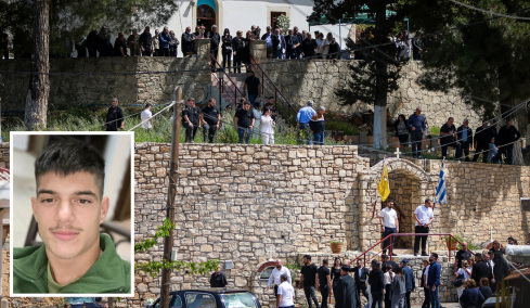 Οργισμένη στην κηδεία η αδερφή του 21χρονου Νικήτα στο Ηράκλειο: «Φύγετε, ήρθατε τώρα που τον σκότωσαν» φώναζε μαζί με συγγενείς σε αστυνομικούς