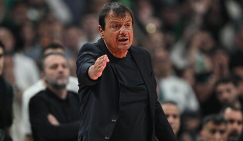 Έξαλλος με τη διαιτησία στο ημίχρονο του ματς με τη Βαλένθια ο Αταμάν: «Είμαι 25 χρόνια προπονητής, δεν το έχω ξαναδεί αυτό»