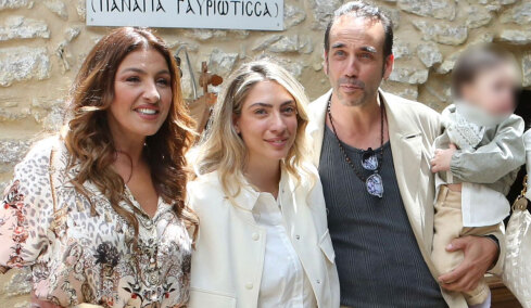 Ο Πάνος Μουζουράκης και η Μαριλού Κόζαρη βάφτισαν τον γιο τους, νονά η Έλενα Παπαρίζου, δείτε βίντεο και φωτογραφίες