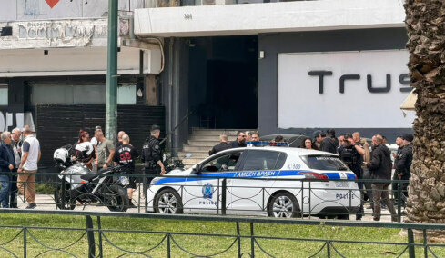 Μεθυσμένος πυροβόλησε με ούζι γυναίκα σε μπαρ στην Καλλιθέα - «Θα σας σκοτώσω όλους» φώναζε