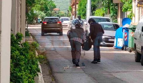 Η στιγμή που πέφτουν χρήματα από τους ληστές της τράπεζας στην Κάτω Τιθορέα και τα μαζεύουν ανενόχλητοι με τα όπλα στα χέρια στη μέση του δρόμου