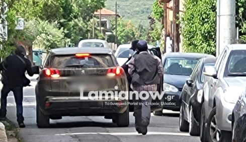 Ένοπλη ληστεία σε τράπεζα στην Κάτω Τιθορέα, η στιγμή που οι δράστες φεύγουν με 200.000 ευρώ