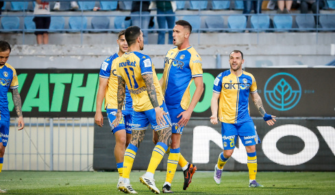 Αστέρας Τρίπολης - Πανσερραϊκός 1-0: Νίκη μισή παραμονή για τους Αρκάδες με σκόρερ τον Μακέντα, δείτε το γκολ