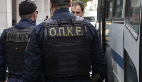 Eπεισόδια στο Πανεπιστήμιο Δυτικής Αττικής, άγνωστοι επιτέθηκαν με μαχαίρια και βαριοπούλες, 3 τραυματίες και 8 προσαγωγές