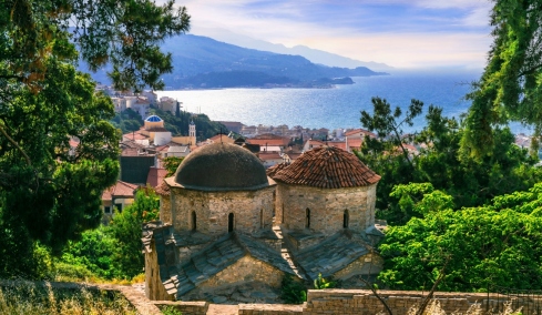 Ύμνοι από ολλανδική ιστοσελίδα για τον μυστικό προορισμό του Αιγαίου: Σπάνια βλάστηση, καταπράσινα φαράγγια, εξωτικές παραλίες
