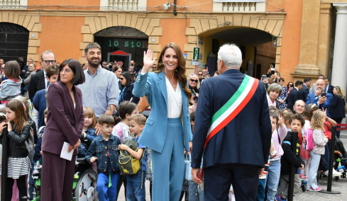 «Ciao Kate»: Θερμή υποδοχή για την πριγκίπισσα της Ουαλίας στην Ιταλία με ανθοδέσμες και πανό, δείτε βίντεο και φωτογραφίες