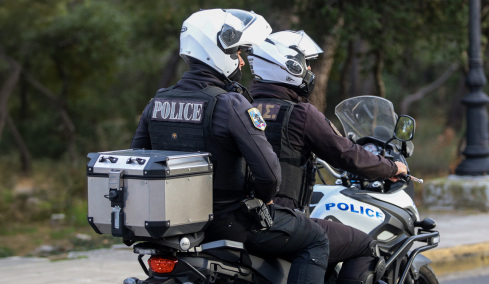 Επίθεση 80 Ρομά σε αστυνομικούς στα Άνω Λιόσια, τραυματίστηκε άνδρας της ΔΙΑΣ από δάγκωμα και πέτρες 