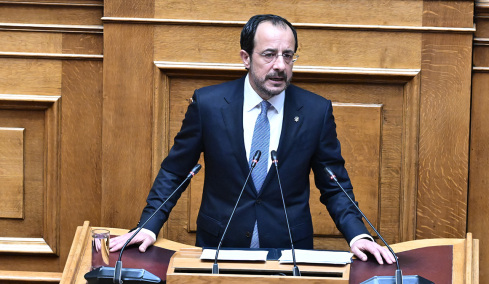 Βαρυσήμαντη ομιλία Χριστοδουλίδη στη Βουλή: Η επανένωση είναι το τάμα που ενώνει Κύπρο και Ελλάδα