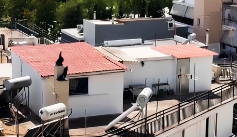 Δεν πήγαιναν ούτε σχολείο τα παιδιά που ζούσαν μέσα σε ακαθαρσίες σε σπίτι στο Περιστέρι, τι λέει η γιαγιά τους