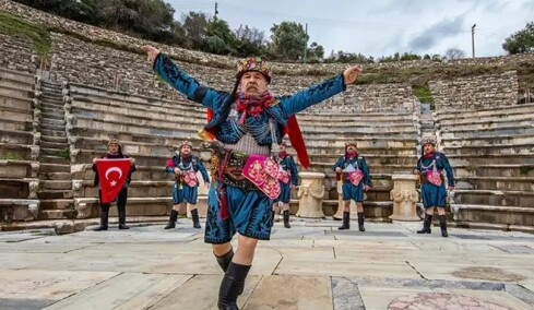Milliyet: Η Ελλάδα προσπαθεί να οικειοποιηθεί το ζεϊμπέκικο
