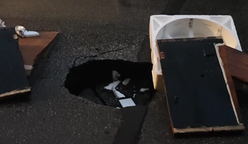 Άνοιξε τρύπα βάθους μισού μέτρου στη Θερμοπυλών στο Μεταξουργείο, διακοπή κυκλοφορίας των οχημάτων, δείτε βίντεο