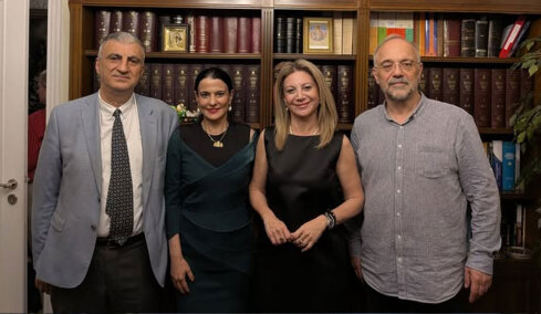 Οι συμβολισμοί, τα πρόσωπα «κλειδιά» και η σκηνοθεσία για τις ανακοινώσεις του κόμματος Καρυστιανού στη Θεσσαλονίκη
