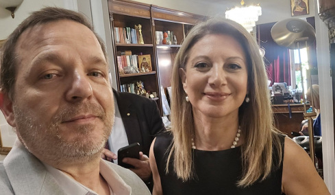 Από την Αγία Πετρούπολη στο κόμμα Καρυστιανού: Ποιος είναι ο Στράτος Σιουρδάκης που έκανε live streamimg τη συλλογή υπογραφών
