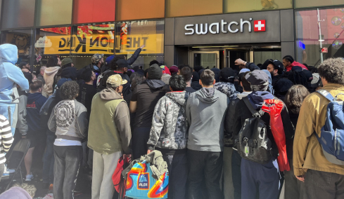 Η τρέλα της Gen Z για το Royal Oak από Swatch και Audemars Piguet, το ρολόι τσέπης… του φτωχού που προκάλεσε ουρές σε όλο τον κόσμο -και στην Ελλάδα