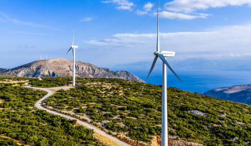 Αυστηρότεροι κανόνες, νέες ζώνες αποκλεισμού και «κόφτης» στα 1.200 μέτρα για τα αιολικά, απαγορευτικό σε ανεμογεννήτριες στην Αττική