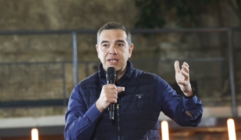 Ο Τσίπρας δημοσίευσε γκάλοπ για το όνομα του νέου κόμματος: Του πρότειναν Πυξίδα, Ιθάκη, αλλά και Λάουρα
