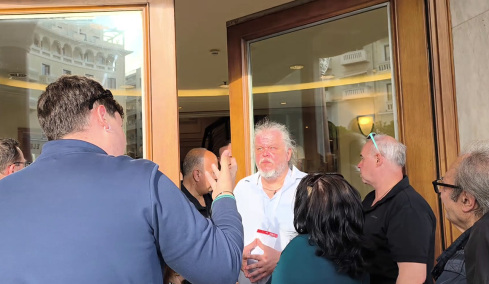 Μικρή ένταση έξω από το «Ολύμπιον» πριν ξεκινήσει η παρουσίαση του κόμματος της Μαρίας Καρυστιανού - Δεν επέτρεπαν την είσοδο στους πολίτες 