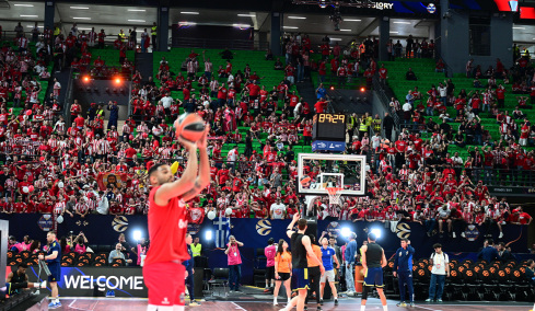 Σε ρυθμούς Final Four η Αθήνα: Δέκα χιλιάδες οπαδοί του Ολυμπιακού γεμίζουν το T-Center, βγήκαν για ζέσταμα οι παίκτες, αποθέωση για Μπαρτζώκα, δείτε βίντεο 