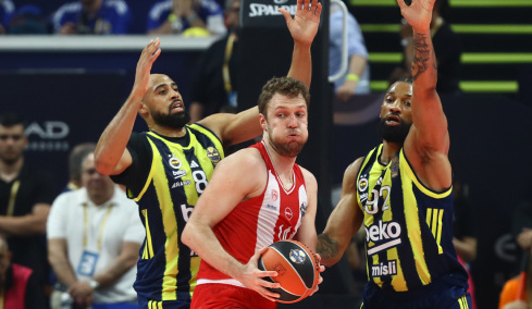 Ολυμπιακός - Φενέρ 54-41 (Γ' περίοδος): Σταθερό προβάδισμα για τους Πειραιώτες, live ο ημιτελικός του Final-4 