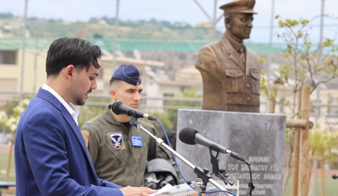 Συγκίνηση στα αποκαλυπτήρια της προτομής του Κώστα Ηλιάκη, 20 χρόνια μετά τον θάνατό του: «Ήταν ο φάρος μας», είπε ο γιος του