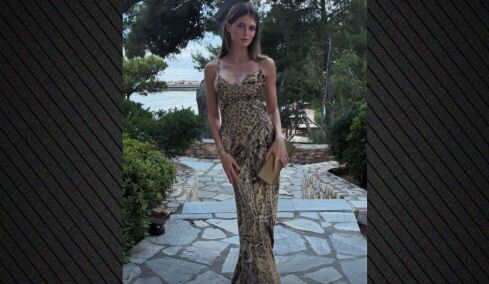 Η Αμαλία Κωστοπούλου πόζαρε με vintage animal print φόρεμα της μητέρας της, Τζένης Μπαλατσινού

