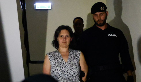 Προφυλακίστηκαν η 42χρονη και ο σύντροφός της που εγκατέλειψαν τα παιδιά στην Πορτογαλία: «Σόου» στα δικαστήρια, αυτή τραγουδούσε, εκείνος φώναζε «σας αγαπώ»