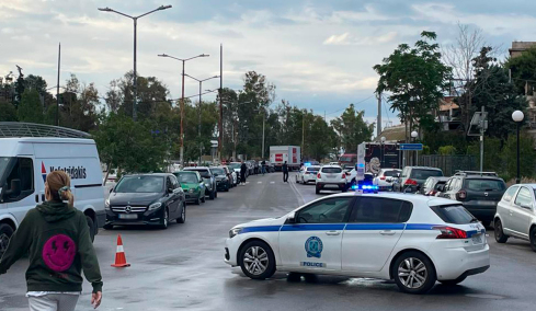 Μικρολίμανο: Αστυνομικοί πυροβόλησαν και τραυμάτισαν άνδρα που έβγαλε όπλο σε έλεγχο, είχε πάνω του και έξι χειροβομβίδες