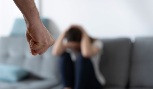 Πάτρα: Αστυνομικοί έσπασαν την πόρτα για να σώσουν γυναίκα που ξυλοκοπείτο άγρια από τον άνδρα της
